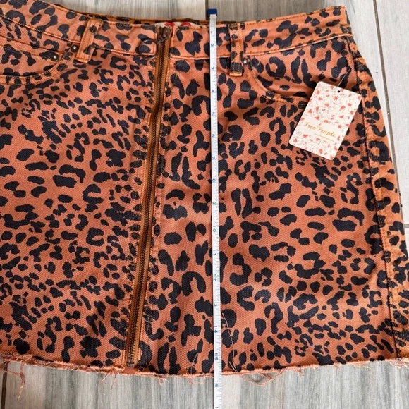 Leopard Print Mini Skirt - Picture 5 of 6